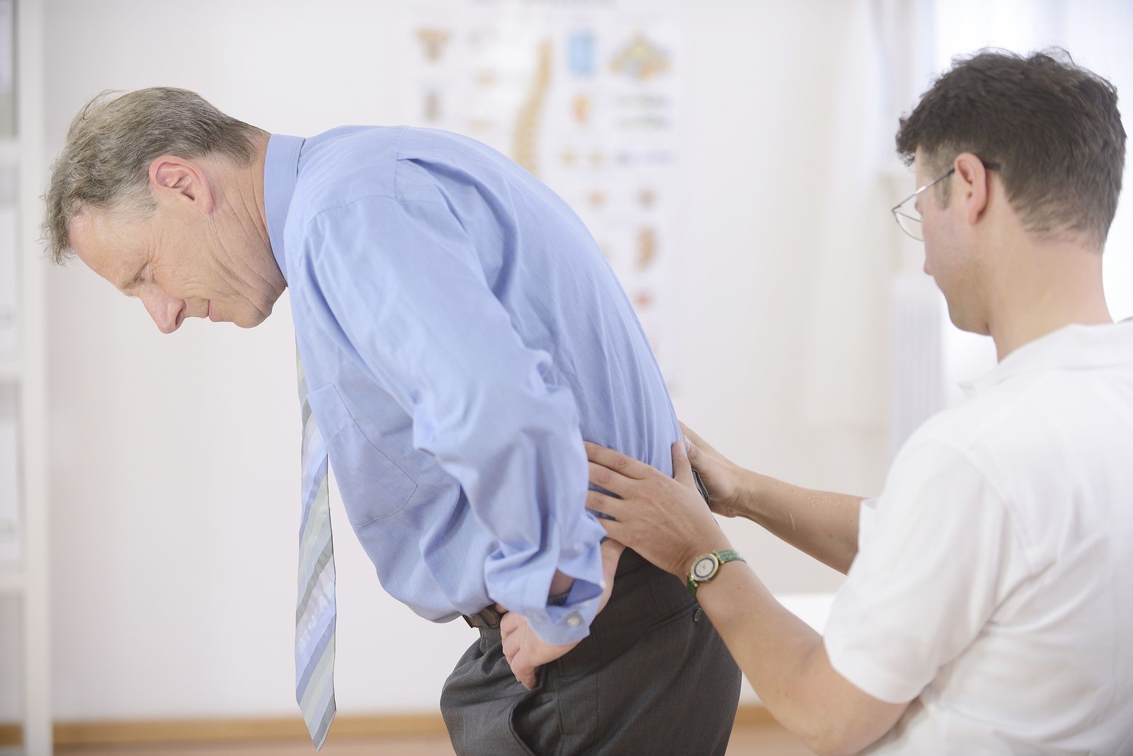 Bác sĩ có thể khám vùng hông, bụng nếu nam giới có triệu chứng bệnh tuyến tiền liệt