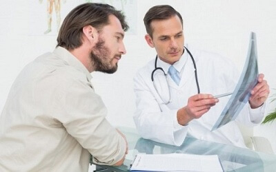 Khi bị bệnh nam khoa, nam giới cần đi khám để nhận được lời khuyên và tư vấn từ bác sĩ